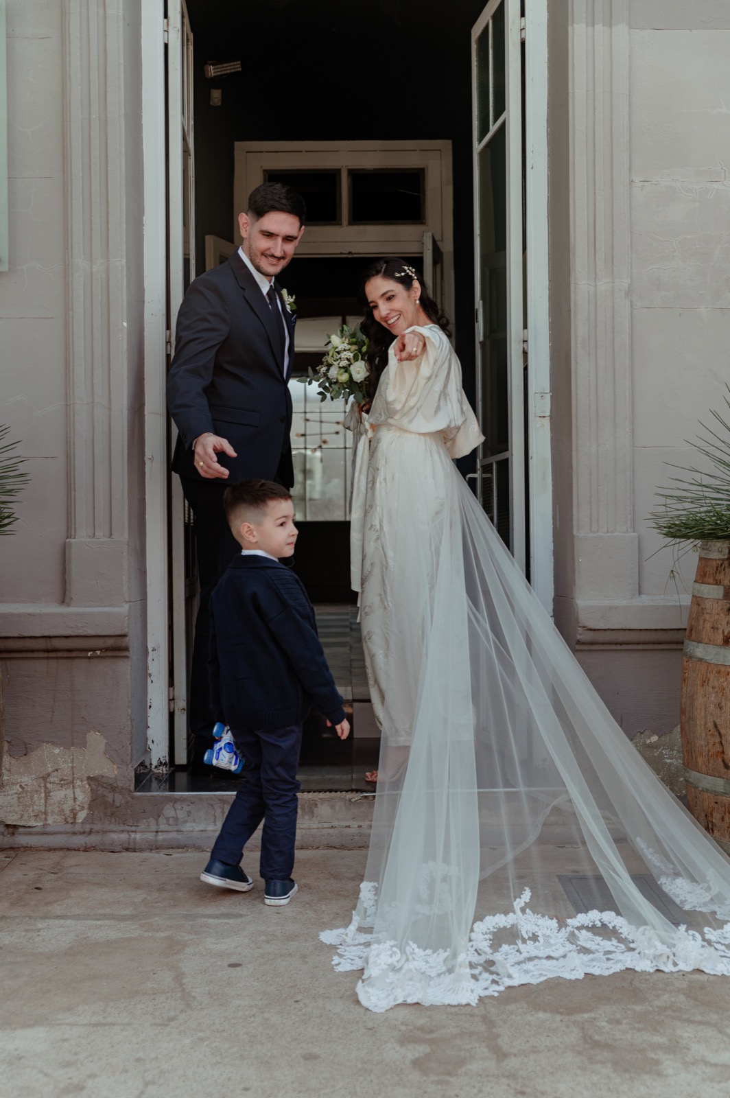 Celebración de bodas con brindis y luces cálidas de fiesta